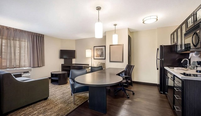Comfort and Convenience! 4 Relaxing Units, Fully-equipped Kitchen, Pets Allowed!