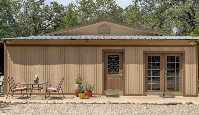 country living in a city. very close to DFW airport. in the heart of town
