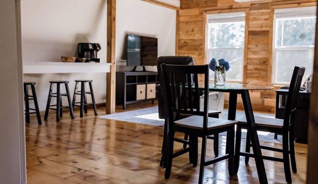 Cozy 1-bedroom apartment with WiFi, parking, and keyboard in a peaceful setting.