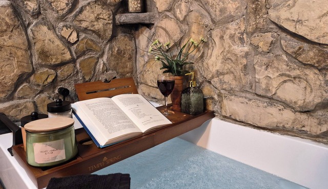 Cozy Farm Cabin, Rustic Charm/Luxury/couples Romantic getaway/Hot Tub