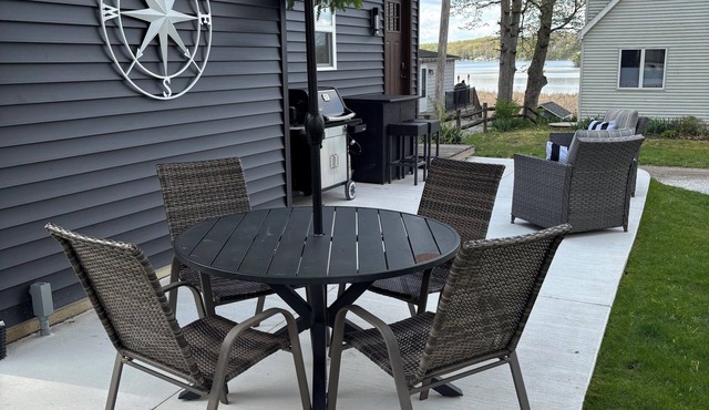 Cozy lake Cottage on Dewart Lake , 1 mile from Blue Barn Berry Farm, Hottub!