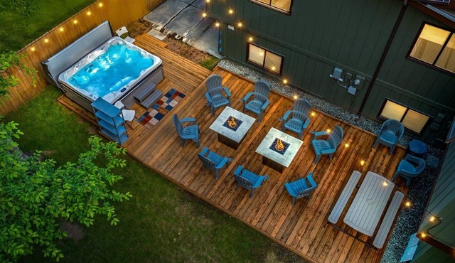Cozy Spacious 4-Level Home with XL HotTub in Midtown Anchorage