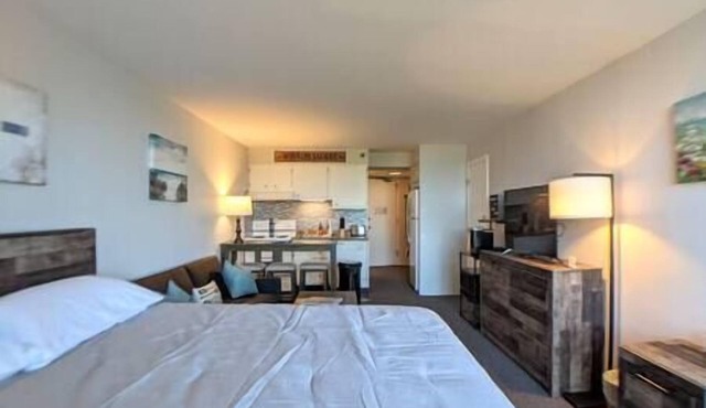 Cute Cedar Lodge Studio with Balcony & Lake Views!