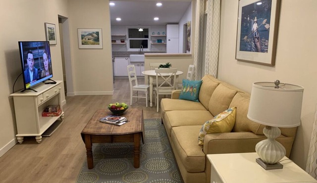 Cute UPDATED cottage - Vintage vibe/modern conveniences!