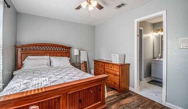 Deevine Homes - Private Bedroom with Shared Bathroom (1)