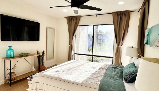 Downtown Huntington Beach! LOCATION! CLOSE TO THE BEACH!