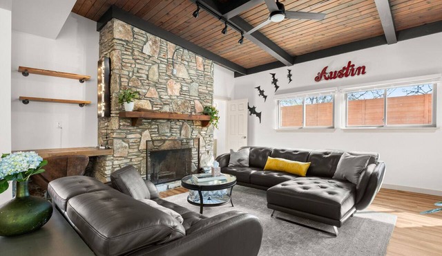 Exquisite modern retreat 2 blocks from Lake Austin & Nature