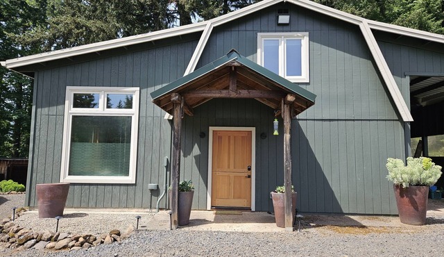 Family gatherings or Romantic Escapes — modern comfort near Silverton awaits!