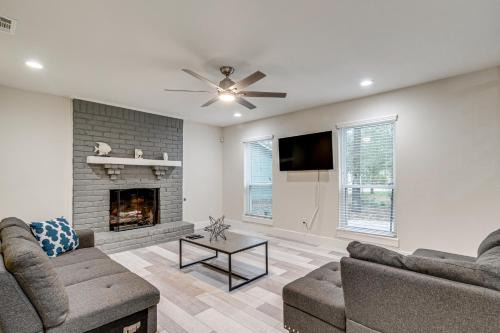 Family Retreat w/Pool Table Near the Woodlands!