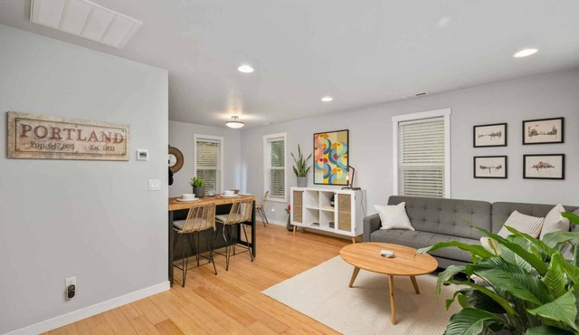 Fantastic Private Single Level Casita, New Decor and Furnishing, Covered Patio, 2 Blocks to Hospital