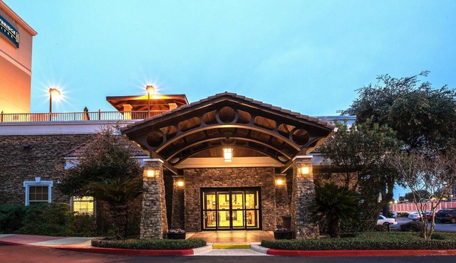 Free Breakfast + Outdoor Pool | Suite with Roll-in Shower Only 15 Minutes from the Riverwalk!