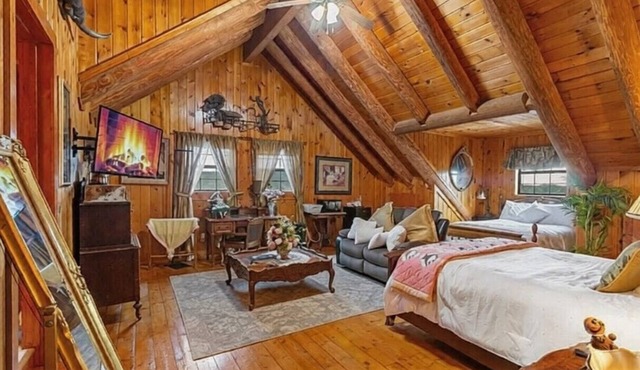 Frontier Suite - The Walpole Lodge, Mico, TX