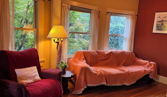 Gorgeous 3 Bedroom Home in Inner SE w/One of a Kind Private Patio