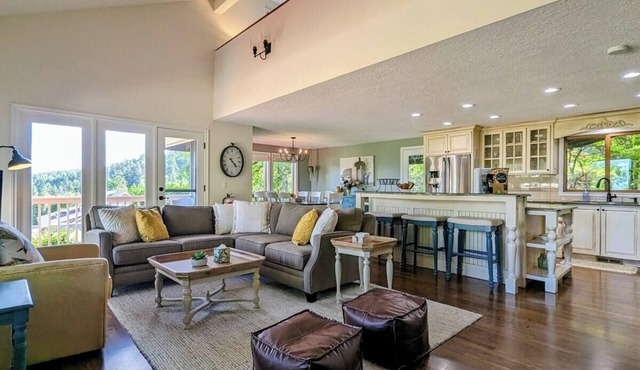 Harmony Estate: Spacious Home with Mt Hood Views