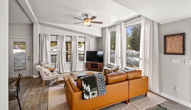 Hidden Pines: A cozy 2-bedroom retreat just 7 minutes from Yellowstone!