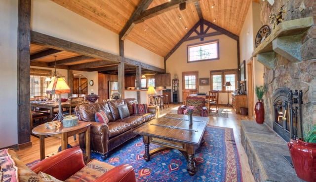 Home with Mountain Views, Hot Tub, Garage and Pool Table!