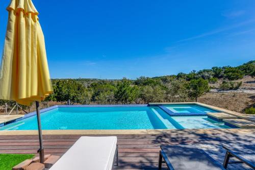 Infinity Edge Pool & Fire Pit: Spicewood Getaway!