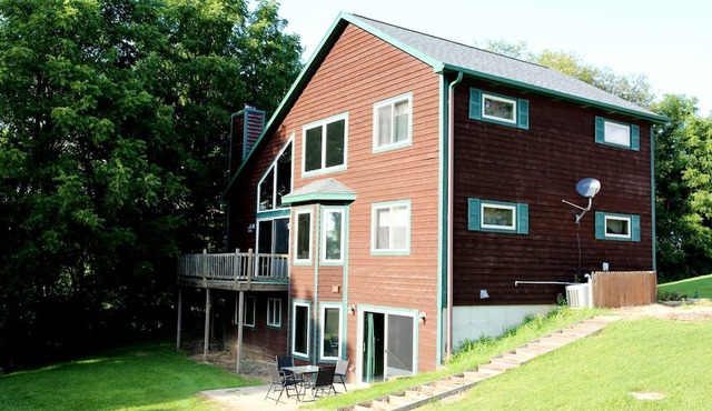 Lakefront Vacation Rental with a Deck and Hot Tub near Wisconsin Dells