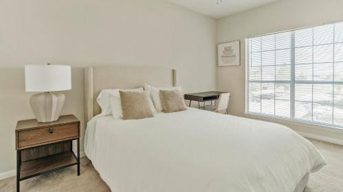 Landing Chic 1BD Clubhouse Pool