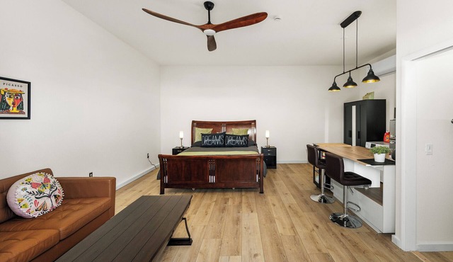 Luxurious, Spacious, Private studio in Great location!