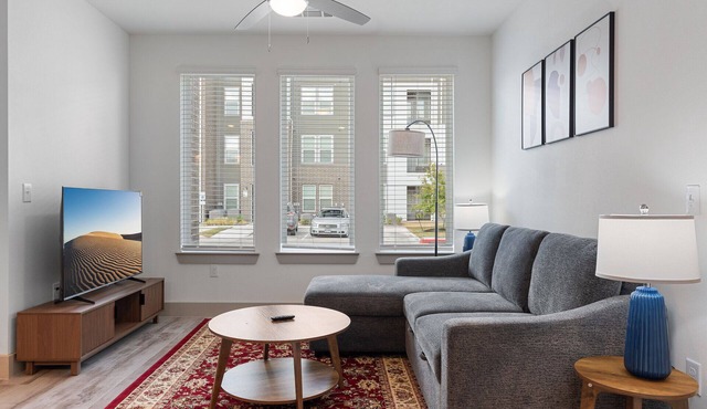 Luxury 1BD/1BA Next to Airport 8653