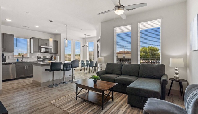 Luxury 2BD/2BA Next to Airport z12g