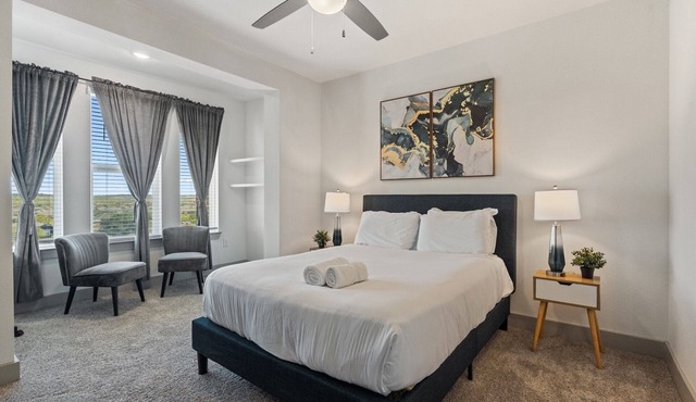 Luxury 2BD/2BA Next to Airport w012