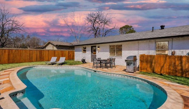 Luxury 4Bed 2Bath Hidden Gem w Backyard Oasis