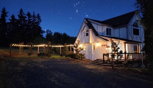 LUXURY MODERN Storybook TUDOR ● HOT TUB ● By Silver Falls Park ● 20 acres ● View