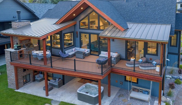 Luxury Riverfront Retreat Near Glacier National Park, Hot Tub, Sauna, Pizza Oven