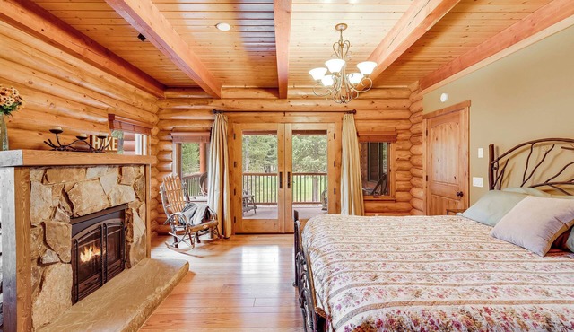 Luxury Whitefish & Glacier Log Lodge Hot Tub 2 King Suites Firepit & Yard