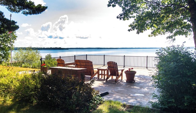 Luxury Woman Lake home with entire separate guest house over garage