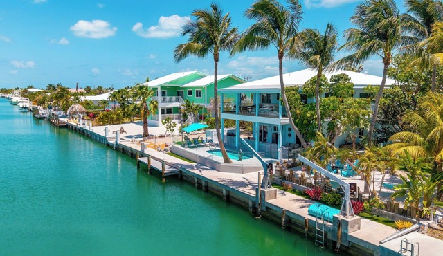 Maison Blue Sands/4 bed rooms/120' Dock/Htd Pool/Game Room/Mini Golf/BBQ