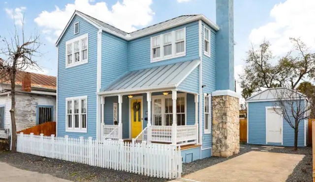 Modern Downtown Stay Near Alamo w/Hot tub & Deck