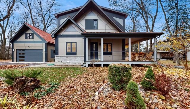 Modern Riverfront Home w/gas fireplace, patio, grill, & washer/dryer, Dogs-OK