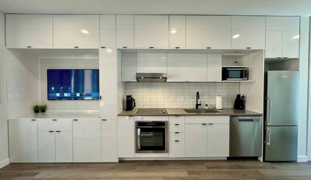 Modern Uptown Studio Near Downtown!