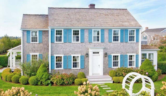 Nantucket compound in Monomoy with a pool, 2 min walk to Monomoy beach