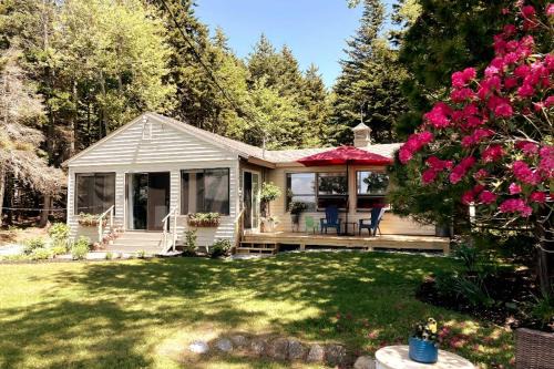 Ocean-view cottage near beach with deck, grill, & full kitchen