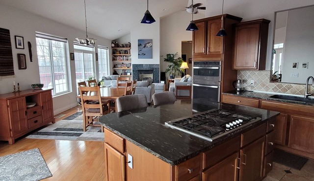 Panoramic Views! Office space! Sauna! Private 1 acre, near trails.