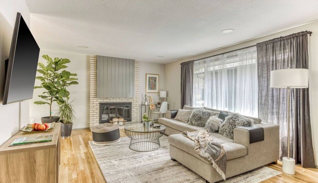 PDX Launching Pad - 2 bedroom house in a close-in, quiet Portland neighborhood.