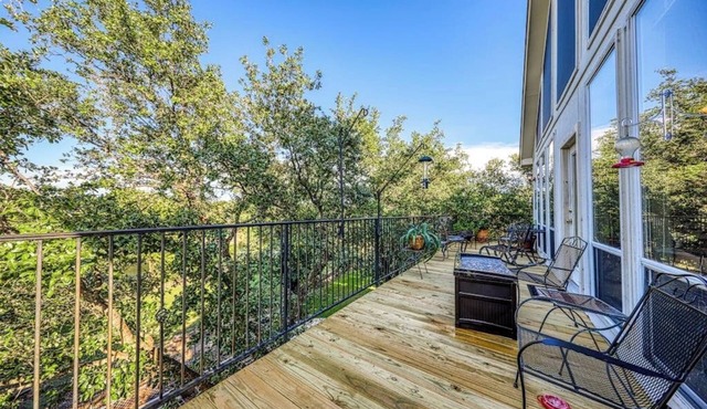 Peaceful, modern home close to Lago Vista with large deck & balcony