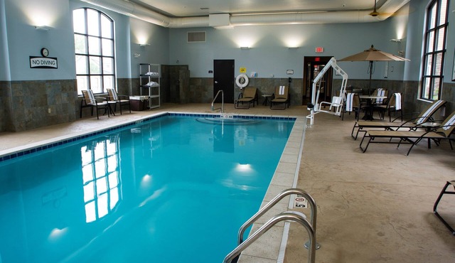 Pool. Free Breakfast. Studio Near U of Kentucky.