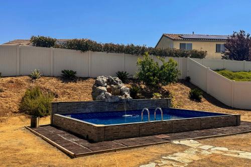 Pool & Yard: Luxe Beaumont Getaway!