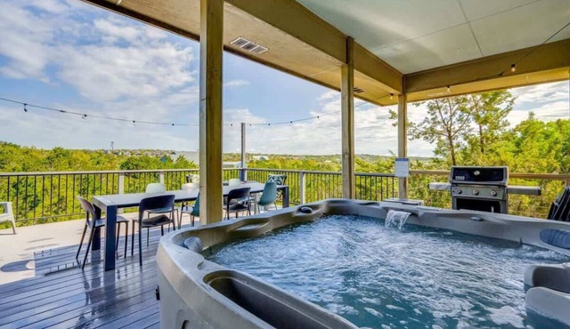 Private Heated Pool, Hot Tub, amazing views & decks
