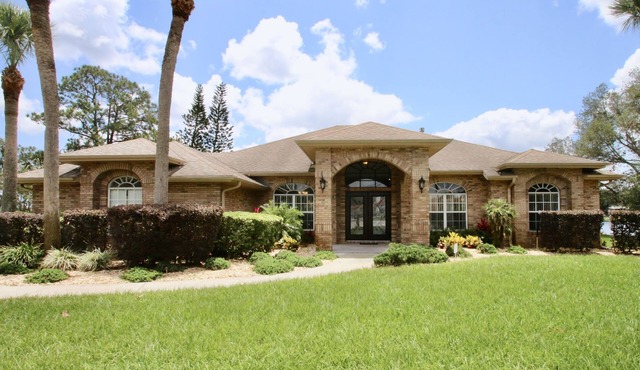 PRIVATE OASIS! CLEAN 4 BEDROOM, LAKE VIEW HOME!