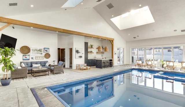 Private Pool & Hot Tub: Luxe Unit Near UTA Train!
