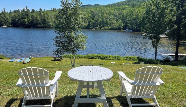 Quaint lakefront; firepit, boat, kayaks, paddleboard, grill, laundry, hammock