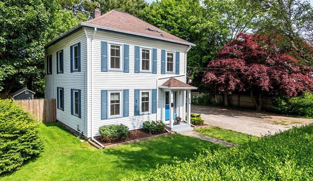 Quaint/updated. Downtown Wakefield/shops/bike path. Narragansett Beaches 3 mi.