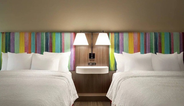 Quiet & Clean Room for Family w/Pets | Steps to Cinemark Tinseltown Houston 290