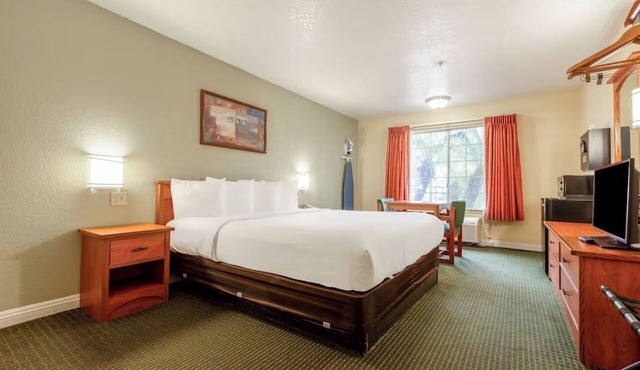 Relax in a King Bed Non-Smoking Room with Free Parking & Ocean Nearby